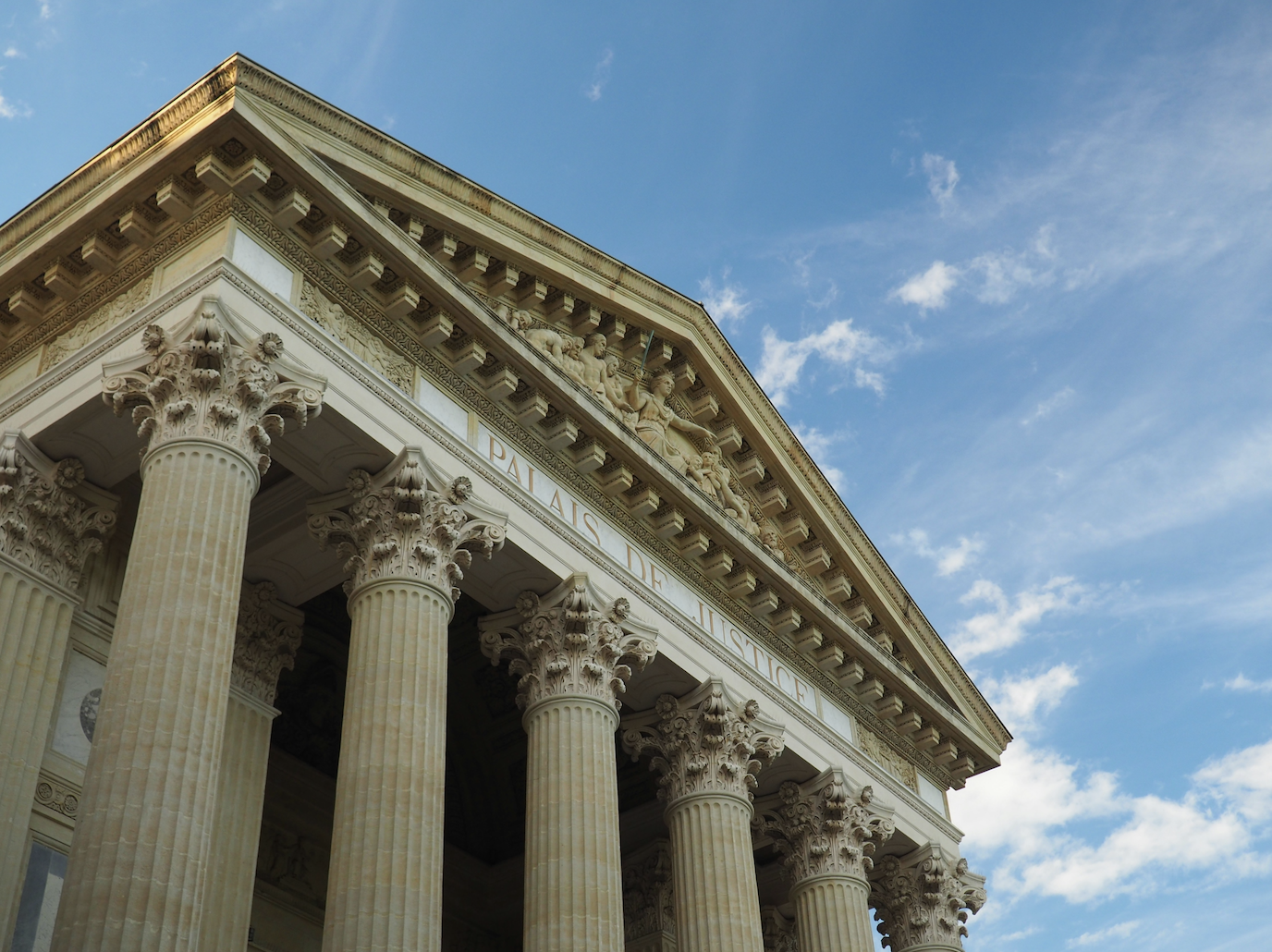 Respect des droits : que dit la loi et quelle instance saisir ?
